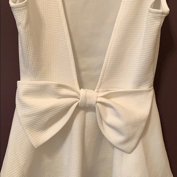 Pearl white tank with V-shape back and a bow tie - Picture 3 of 3